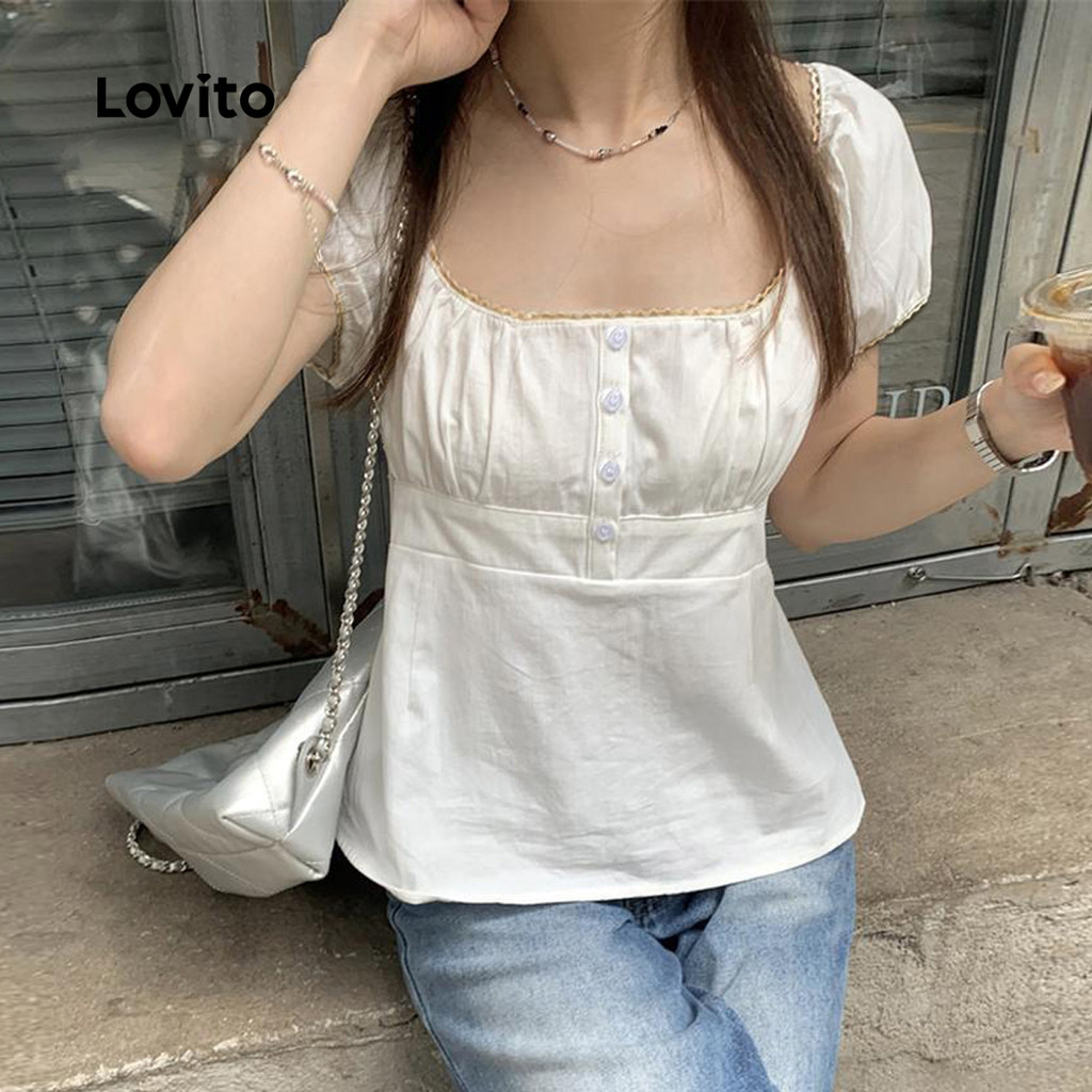 Lovito แคชชวล เสื้อลําลองฤดูร้อนปุ่มด้านหน้าลูกไม้สลักเสื้อสําหรับผู้หญิง LNE38334 (สีขาว)
