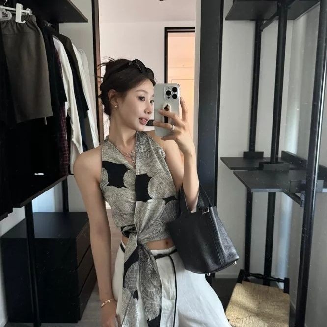 พร้อมสต็อก Loan Design Retro Cross V คอ Halter Camisole ผู้หญิง Laced-Up Slim-Fit อารมณ์สวมใส่ด้านนอ