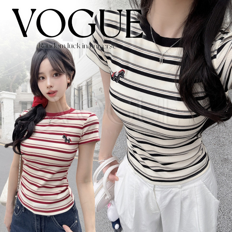 Vogue🌟พร้อมส่ง🌟  เสื้อยืดคอกลมแขนสั้น ลายทางสีสด ปักม้าตรงอก ยืดตามตัวใส่สบาย (FY5018)