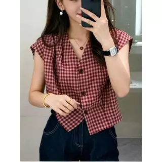 เสื้อเชิ้ตลายตารางเป็นที่นิยมอย่างมาก สวมใส่สบายในชีวิตประจำวัน ดีไซน์เรียบง่ายและคลาสสิกช่วยสร้างลุคที่สง่างามและดูดีมี