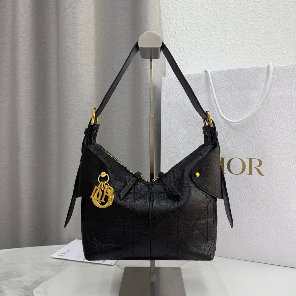 DIOR Voyage กระเป๋าหนังวัวสีดำ สำหรับการเดินทาง