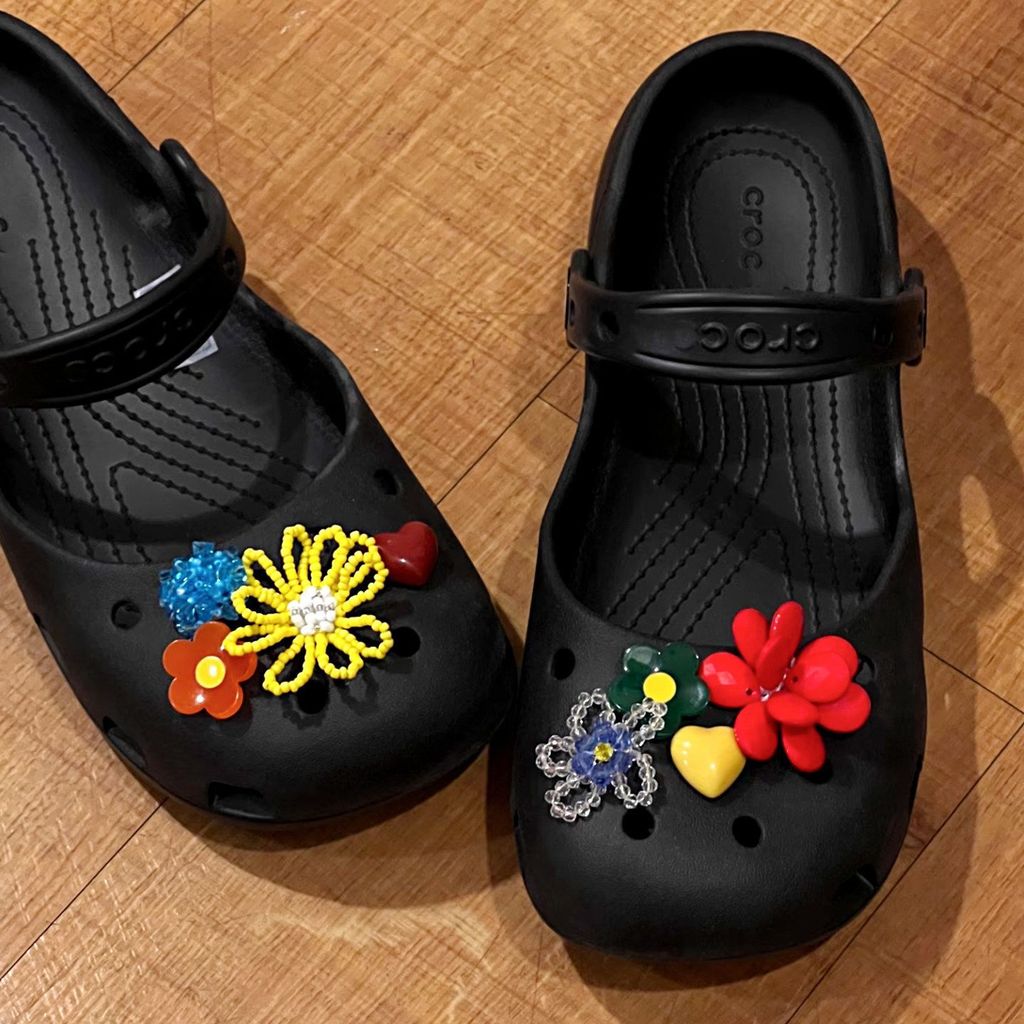 CROCS ดอกไม้ที่มีสีสันและหัวใจรองเท้าเสน่ห์ชุดลูกปัดเครื่องประดับดอกไม้อะคริลิสําหรับจระเข้อุดตันชุดเต็ม
