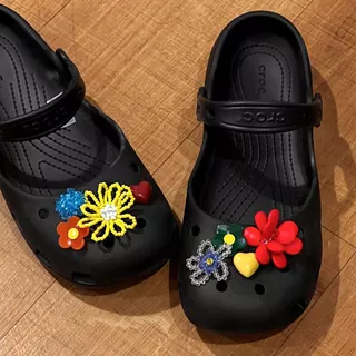 CROCS ดอกไม้ที่มีสีสันและหัวใจรองเท้าเสน่ห์ชุดลูกปัดเครื่องประดับดอกไม้อะคริลิสําหรับจระเข้อุดตันชุดเต็ม