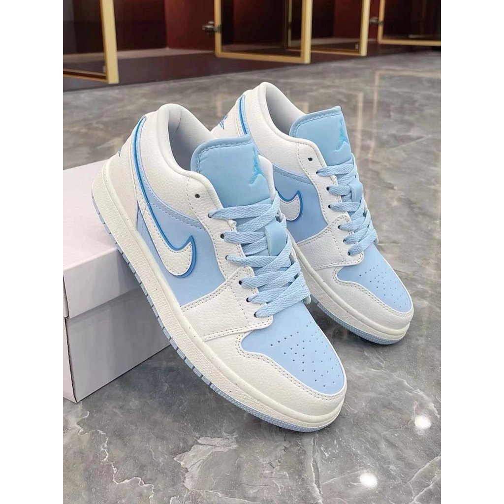 Jordan Air Jordan 1 Low "Ice Blue" B77 TOtA 1E
รองเท้าบาสเก็ตบอลย้อนยุคชั้นนํา Unisex สีฟ้าสีขาว
