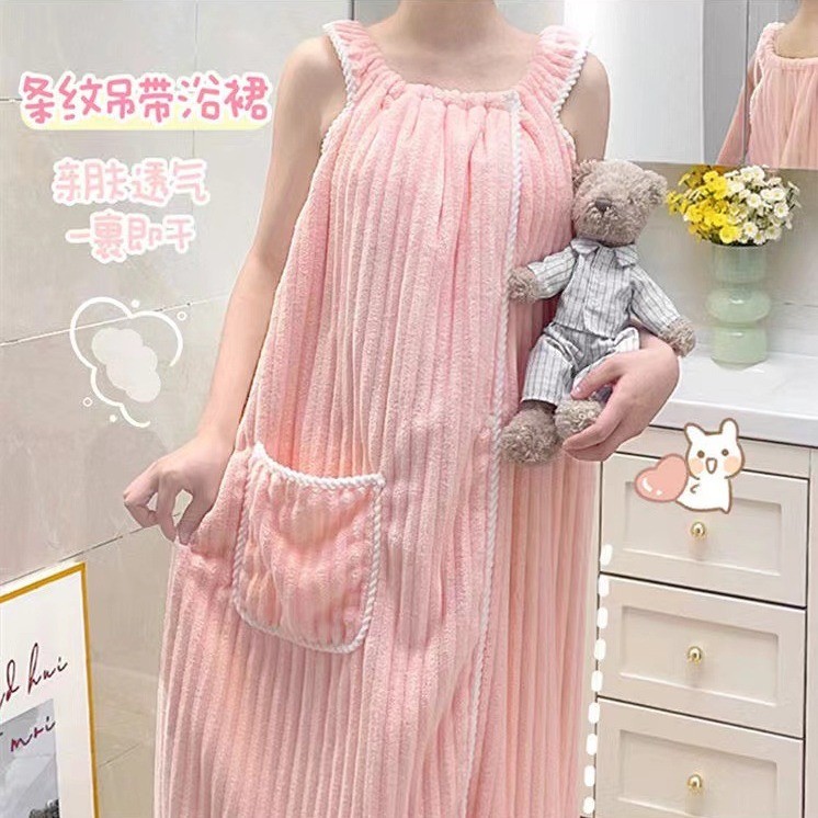 นักเรียนผู้ใหญ่สามารถสวมเสื้อคลุมอาบน้ำแบบไม่มีสาย ซึ่งเป็นผ้าขนหนูอาบน้ำที่ทำจากผ้าคอรัลฟลีซเนื้อบา