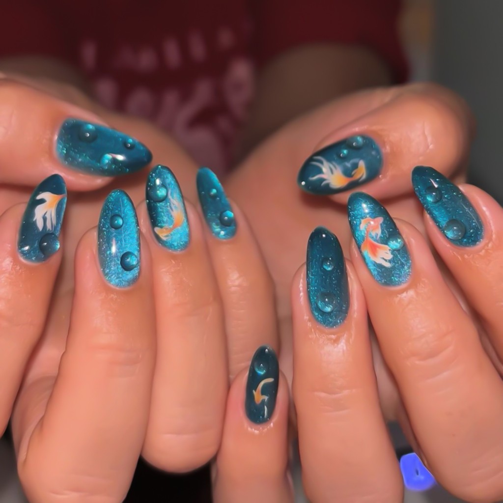 Blue Cat-Eye 3D Gel Koi Almond เล็บปลอม 24 ชิ้นชุดแต่งเล็บสําหรับงานแต่งงานทุกวันใช้