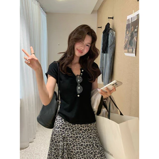 Vogue🌟พร้อมส่ง🌟 เสื้อไหมพรมแขนสั้น คอวีแต่งกระดุมผ่ากลาง ผ้านิ่มสวมใส่สบายมากๆสีพื้น (A158)