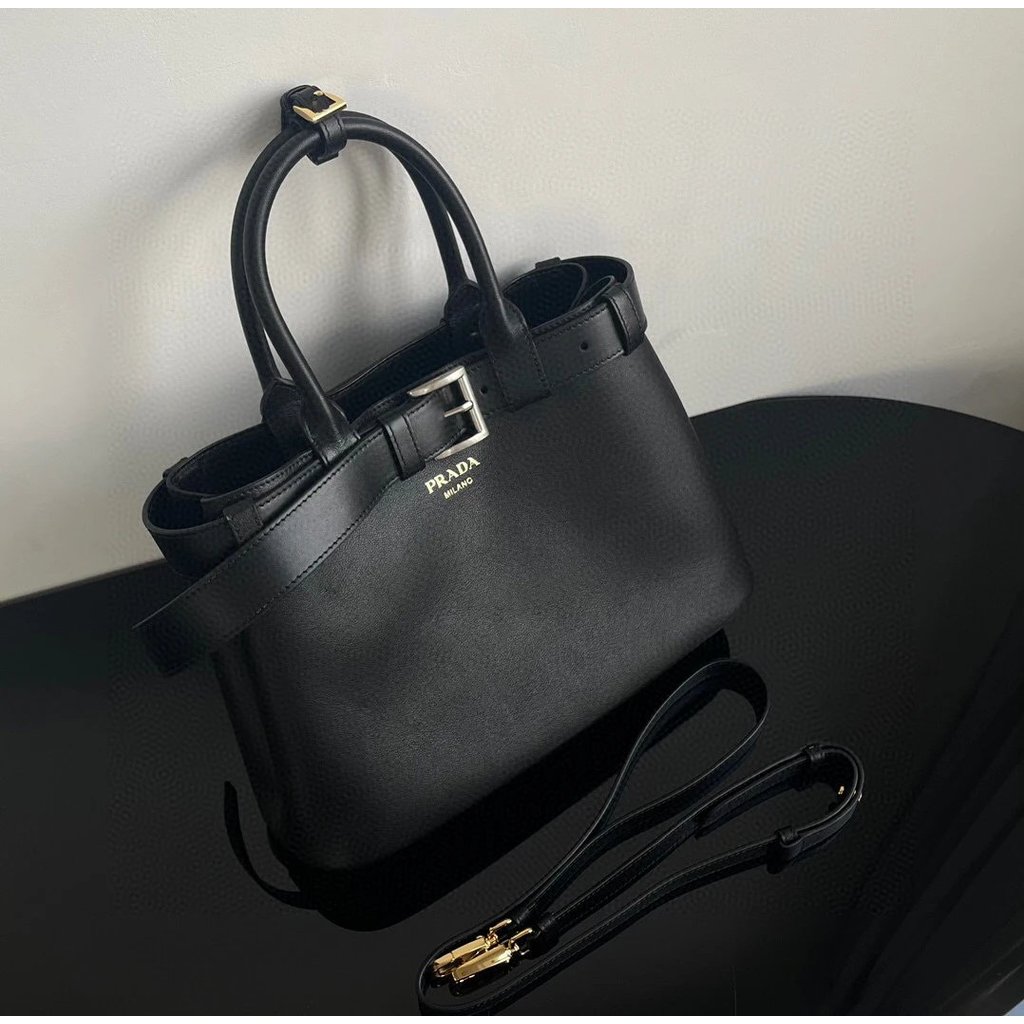 กระเป๋าสะพายข้างพร้อมสายสะพายจากPrada สำหรับผู้หญิง พกพาสะดวกและหลากหลายการใช้งาน