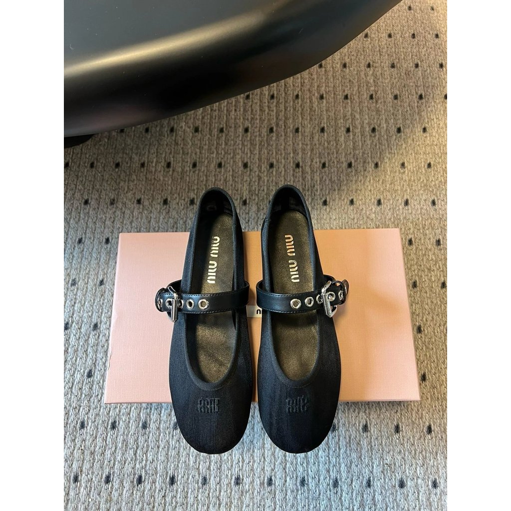 *** Miu Miu Miu 2025 รองเท้าส้นเตี้ยสําหรับสุภาพสตรีสไตล์ใหม่รองเท้าบัลเล่ต์ตาข่ายกลวงรองเท้าเดี่ยว