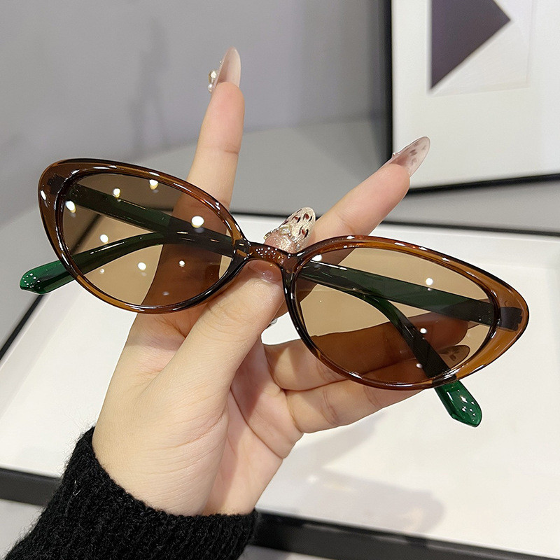 กรอบขนาดเล็ก Cat Eye แว่นตากันแดดผู้หญิงยี่ห้อ Designer Retro Rivets สีน้ําตาลสีเขียวสีแว่นตากันแดดหญิง Punk แว่นตา UV400