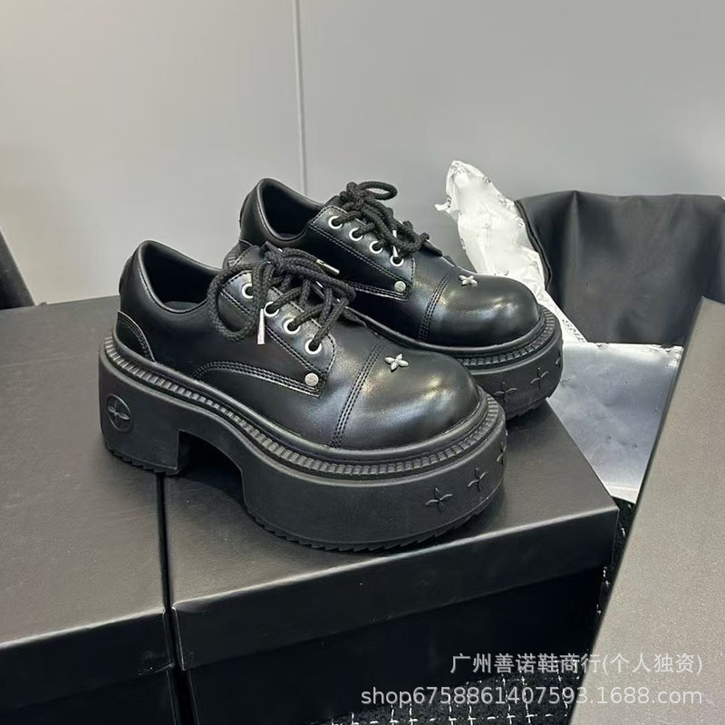 รองเท้าผ้าใบ SMFK Cross แบบดอกไม้รอบToe ออกแบบมาเป็นพิเศษสำหรับรองเท้าหนาSoled ในสไตล์Big Toe Derby