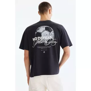 H&M(เอชแอนด์เอ็ม) เสื้อยืดพิมพ์ลายแบบหลวม ผู้ชาย 1034065_18