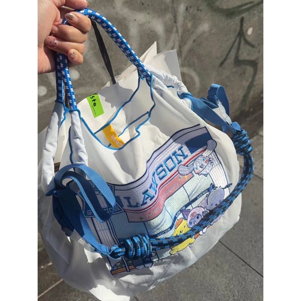 [ตัวอักษร LAWSON ของแท้] Japan ballchain สินค้าใหม่ kitty ปักการ์ตูนกระเป๋าถือความจุขนาดใหญ่