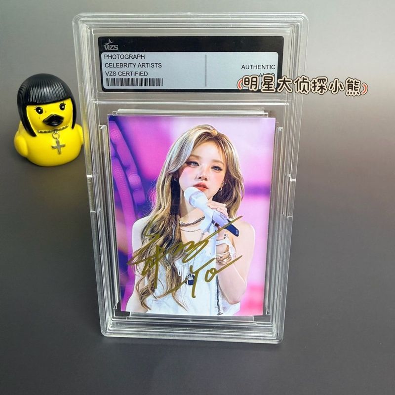 [การรับรอง] เพลงคนดัง Yuqi ภาพถ่ายเซลฟี่พร้อมลายเซ็น 10 ซม. ของขวัญความจงรักภักดีสําหรับคอลเลกชันเพื