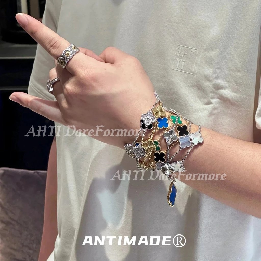 VCA Bracelet ทำจาก 18K White Gold และ Rose Gold พร้อมมุกแมลงวันธรรมชาติและหินหยาบ สวมใส่ได้ทั้งโอกาส