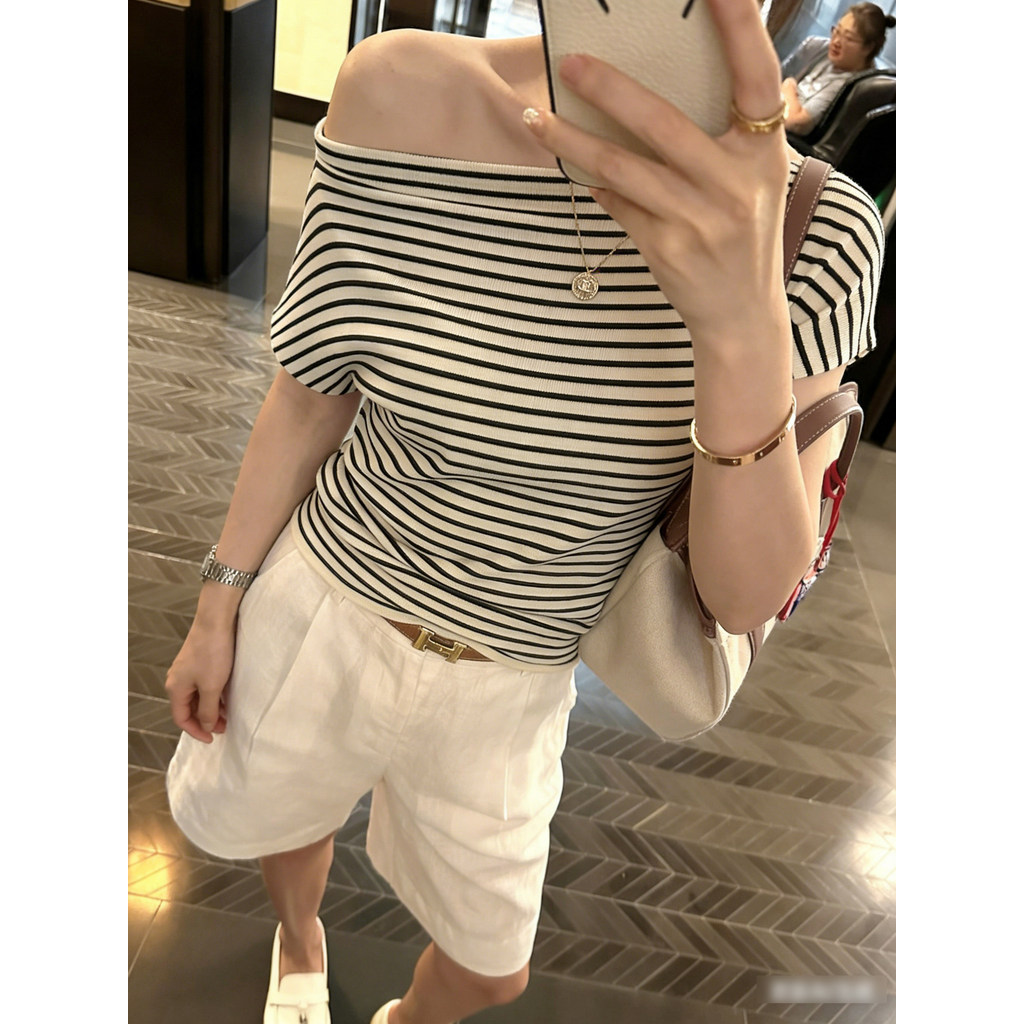 เสื้อยืดผ้าถักแขนสั้นเปิดไหล่สำหรับผู้หญิง ออกแบบมาในสไตล์ฤดูร้อน มีคอกลมเอียง