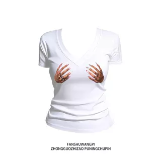 【จัดส่งตลอด 24 ชั่วโมง】เสื้อยืดแขนสั้น คอวี สีขาว กระชับหุ่น สไตล์สาวแซ่บ ฤดูร้อน ดีไซน์เก๋ แฟชั่นสุดชิค y2k shirts