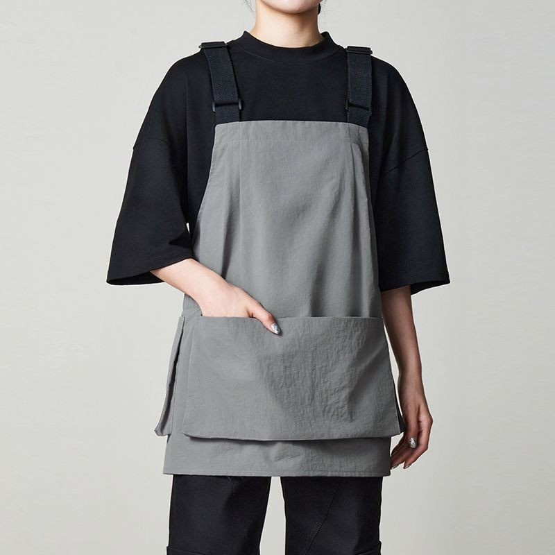 【จัดส่งที่รวดเร็วในสต็อก】ผ้ากันเปื้อนสไตล์มินิมอล เสื้อกั๊กแบบงานช่างมีหลายกระเป๋า สายสะพาย ทนทาน กันน้ำกระเด็น กันน้ำมัน ใช้สำหรับงานบ้าน ทำความสะอาด ร้านกาแฟ ร้านเบเกอรี่ ครัว อาหาร และเฉพาะศิลปินวาดภาพสีน้ำมัน