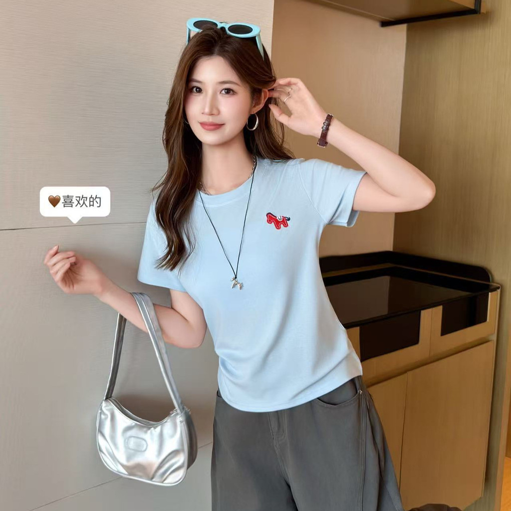 เสื้อยืดฤดูร้อนจาก Tencel และ Lyocell แขนสั้น สไตล์ slim fit ระบายอากาศได้ดี มีการเย็บปักถักร้อยรอบคอดีไซน์พิมพ์