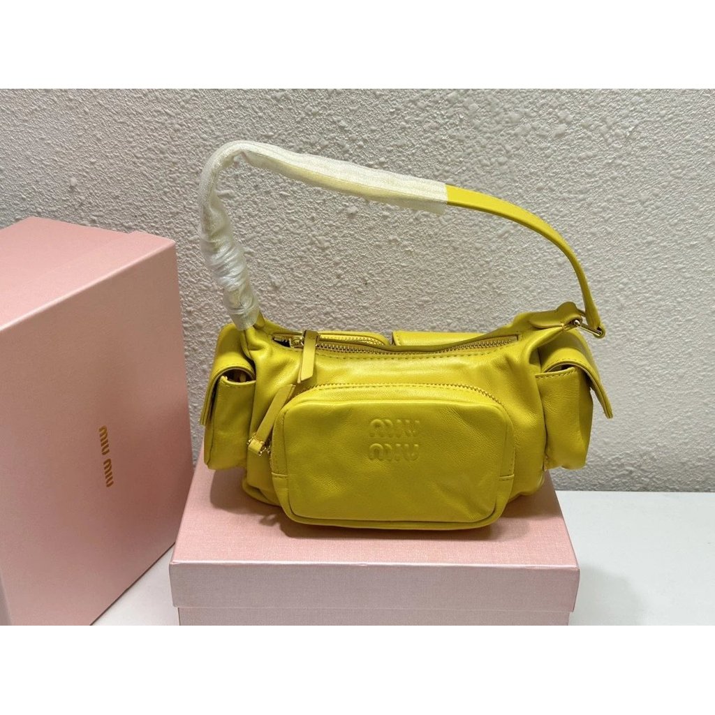 Daigou เกรด MiuMiu/MiuMiu 23 สไตล์ใหม่หลายกระเป๋ารถจักรยานยนต์กระเป๋า Retro Underarm Bag หญิงกระเป๋า