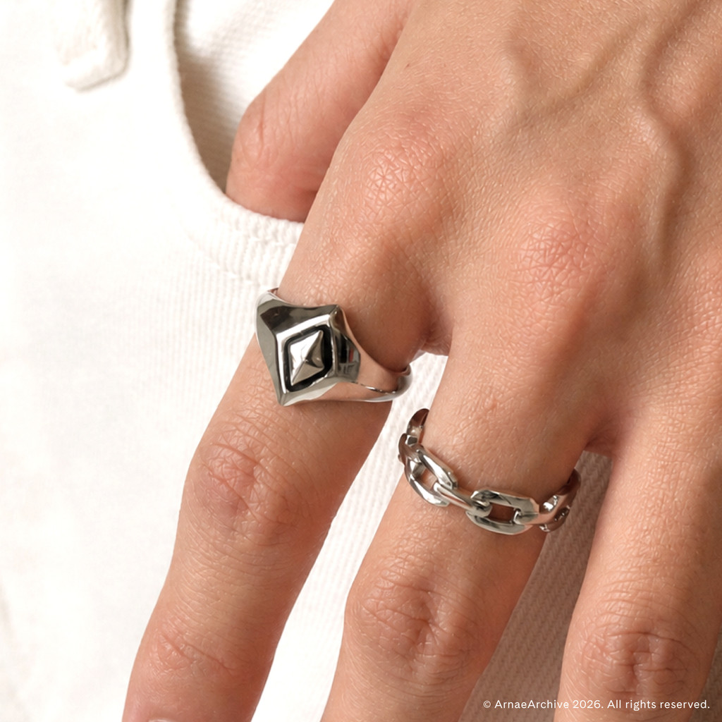 Arnaé Archive Pyramid Signet Ring Unisex สแตนเลสป้องกันสนิม