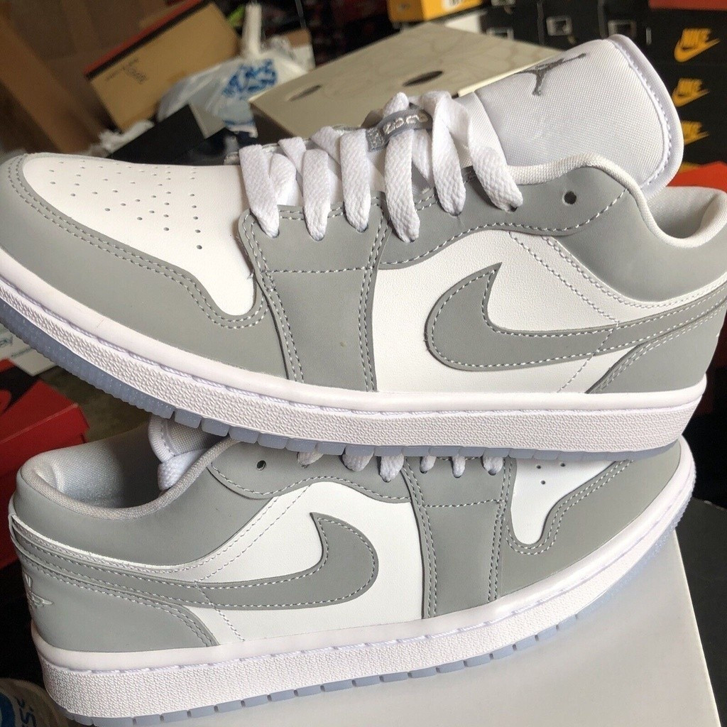 Air 1 Low รองเท้าผ้าใบสีขาว/Wolf Grey-อลูมิเนียม DC0774-105 ลดราคา OYH6 0USN VQ3V U1D7