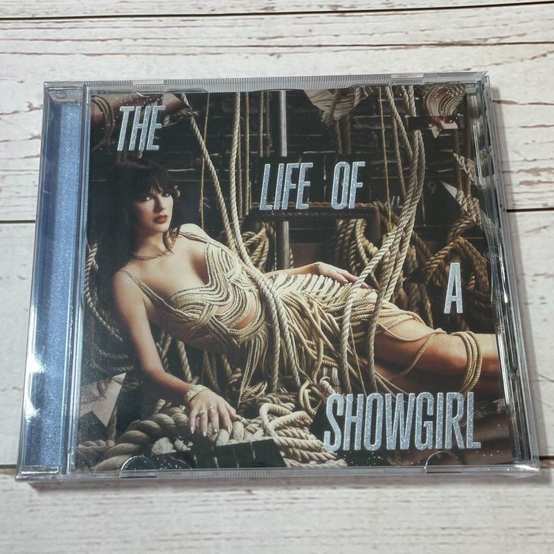 TaylorSwiftTheLifeofaShowgirl Plus Curved Version CD5/7/15