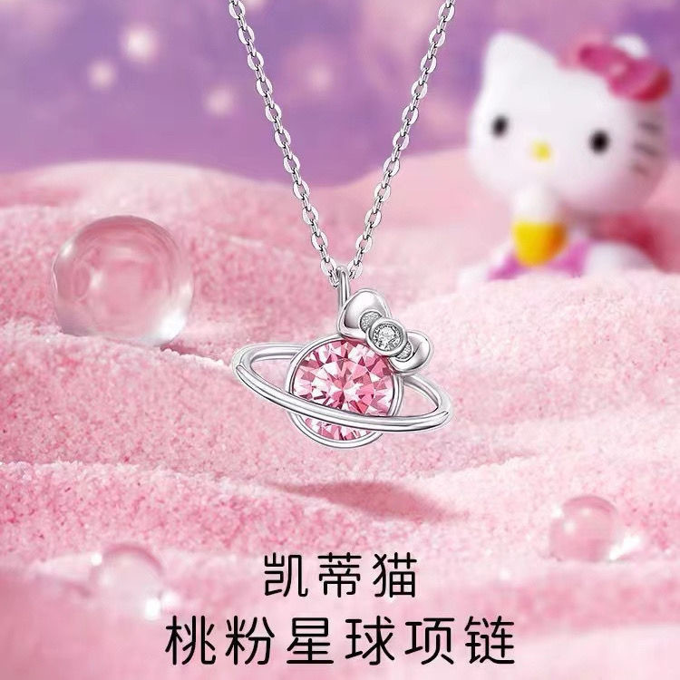 Hello Kitty สร้อยคอดาวเสาร์ สีชมพู เครื่องประดับแฟชั่นผู้หญิง สไตล์เกาหลี สร้อยคอจี้เพชรชมพู น่ารักมาก