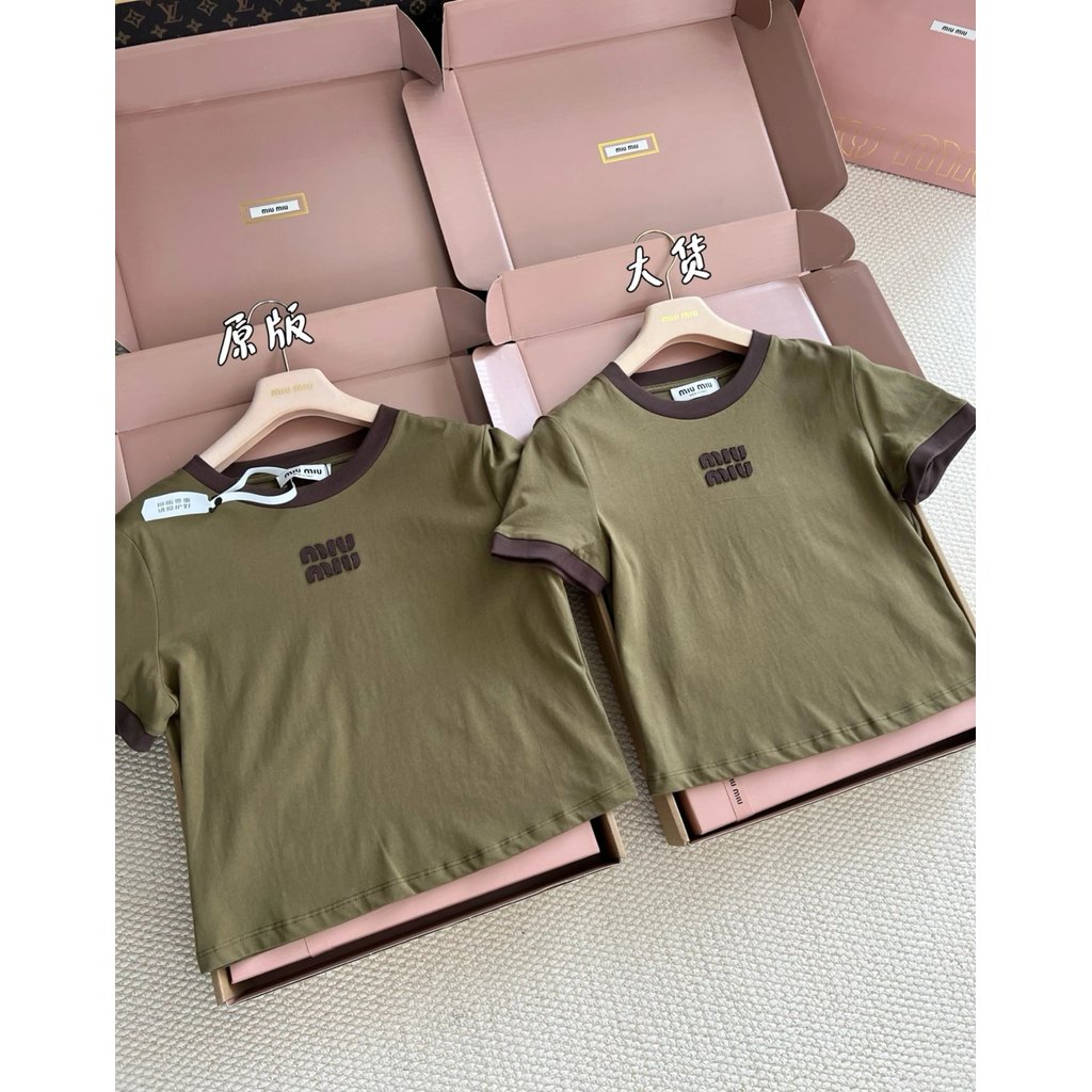 เสื้อแขนสั้น สีเขียวทหารตัดกัน กับ letter patch