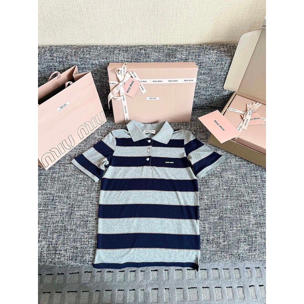 1: 1 โลโก้ต้นฉบับ AAA+〔 miumiu 〕 โลโก้ลายเสื้อโปโลแขนสั้นผู้หญิงเสื้อยืด