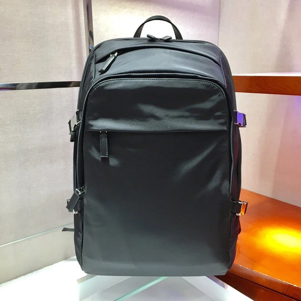 กระเป๋าเป้สะพายหลัง Prada สำหรับทั้งผู้ชายและผู้หญิง รุ่น 2VZ022