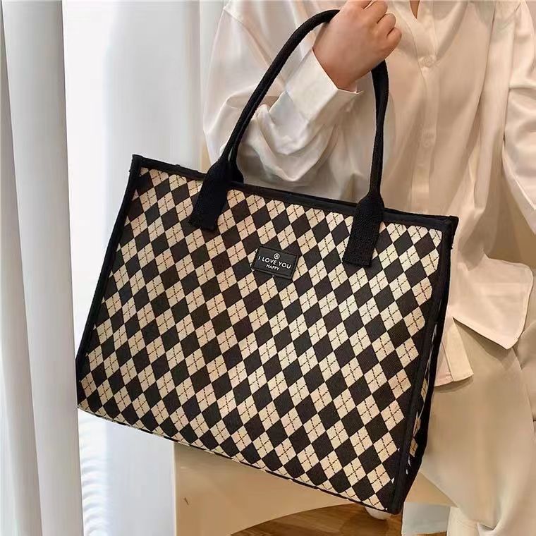 【พร้อมส่ง】กระเป๋า tote ผ้าแคนวาส ลายตารางสีดำขาว กระเป๋าถือผู้หญิง ใบใหญ่ ใส่ A4 ได้ สไตล์เกาหลี มินิมอล น้ำหนักเบา COD กระเป๋าผ้าลายตาราง