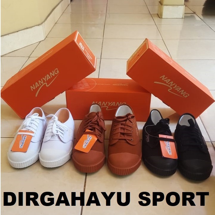 รองเท้า NANYANG TAKRAW ดั้งเดิมในสีน้ําตาล, ขาว, ดํา