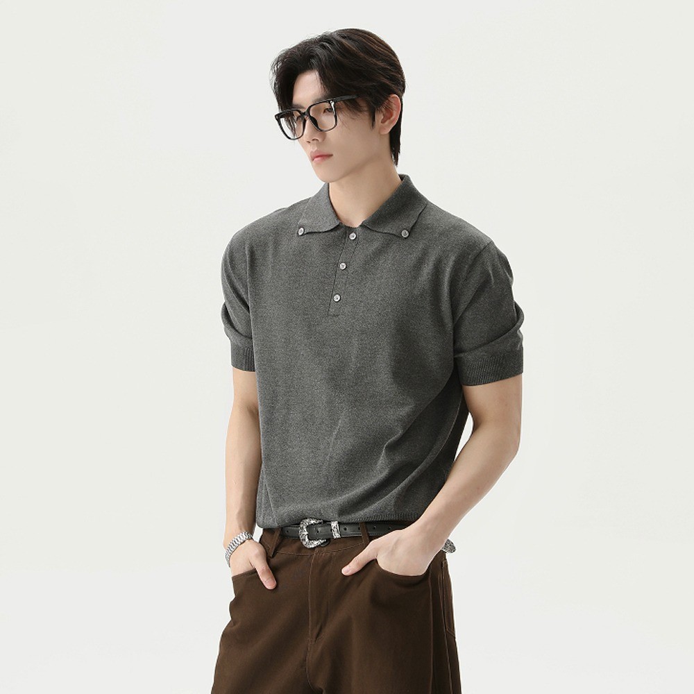 เสื้อโปโลแขนสั้นถักนิตผู้ชายสีเทา ทรงหลวมสไตล์คลีนฟิต ดีเทลกระดุมคอปก แฟชั่นใส่สบาย