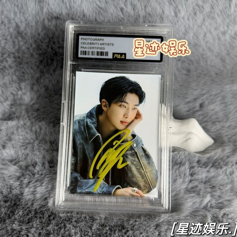 [ดําเนินการอัตโนมัติ Baozhen] คนดัง Kim Namjoon 10 ซม. ภาพถ่ายพร้อมลายเซ็นส่งเพื่อนแฟนคอลเลกชันสนับส