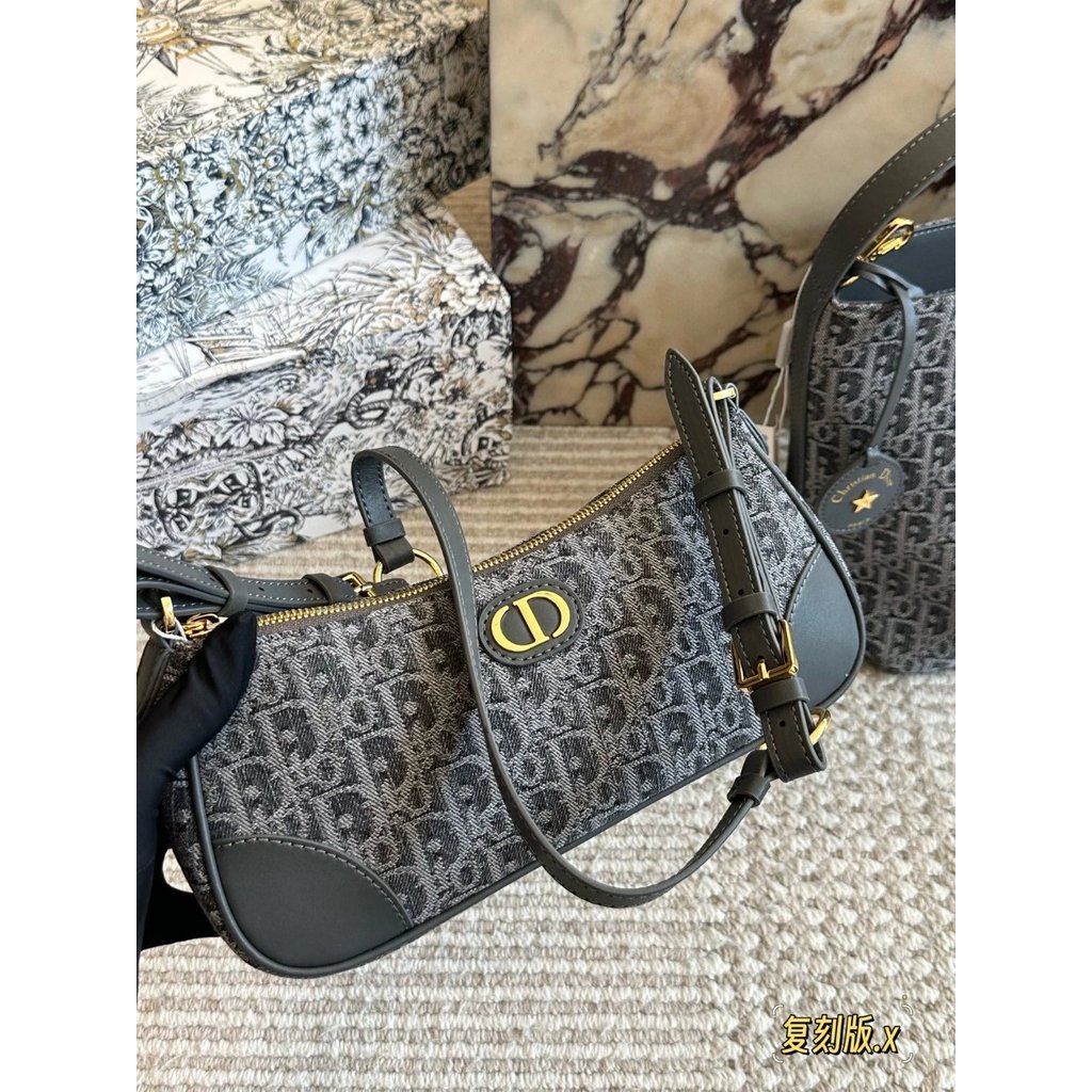 Dior Jacquard Version with Cowhide Baguette hobo Underarm Baguette
New Online First Launch สินค้ามาใ