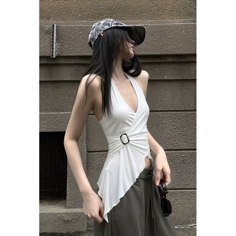 设计感不规则V领挂脖无袖上衣女2026春韩系辣妹收腰显瘦独特小衫260507 Unique design irregular V-neck halter neck sleeveless top for