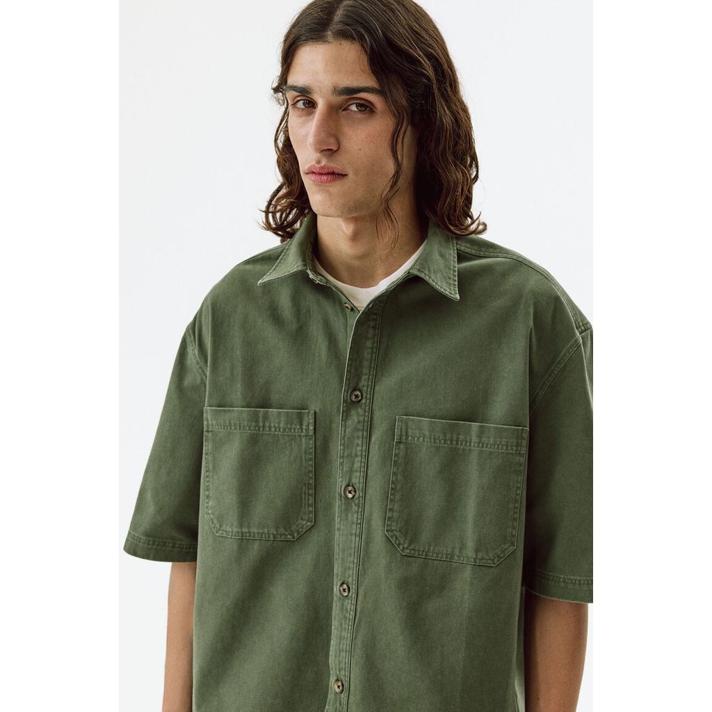 H&M(เอชแอนด์เอ็ม) เสื้อเชิ้ตยีนส์ทรงสบาย ผู้ชาย 1337783_1