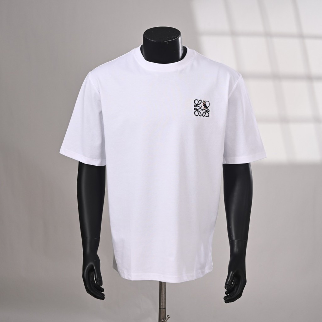 เสื้อยืดแขนสั้น Loewe 2026 สำหรับทั้งผู้ชายและผู้หญิง ดีไซน์ลายพิมพ์ กางเกงขาสั้นและสวมใส่ง่ายในธุรก