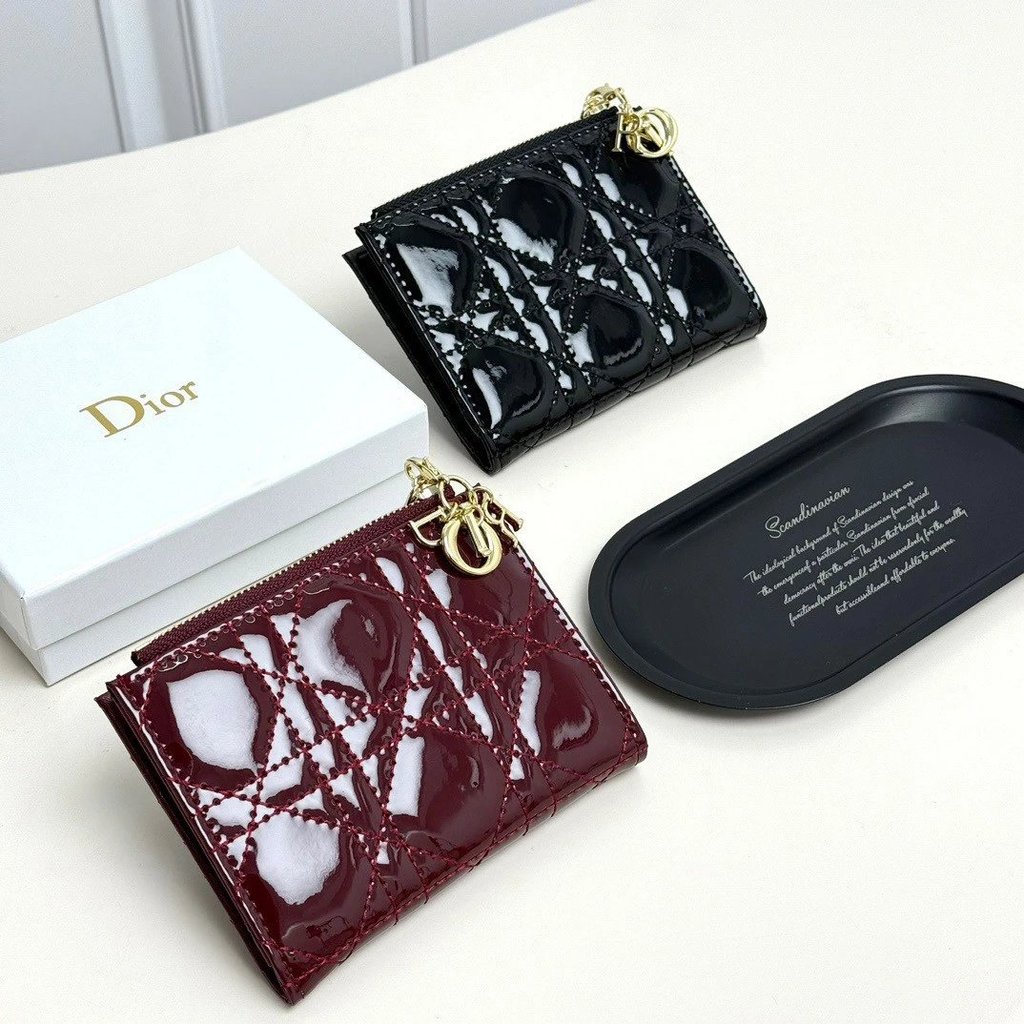 Dior 797 Color Black Burgundy Size 11.5 * 9 * 2
Dior Counter ล่าสุด Style Hot Debut!ใช้หนังลูกวัวนํา