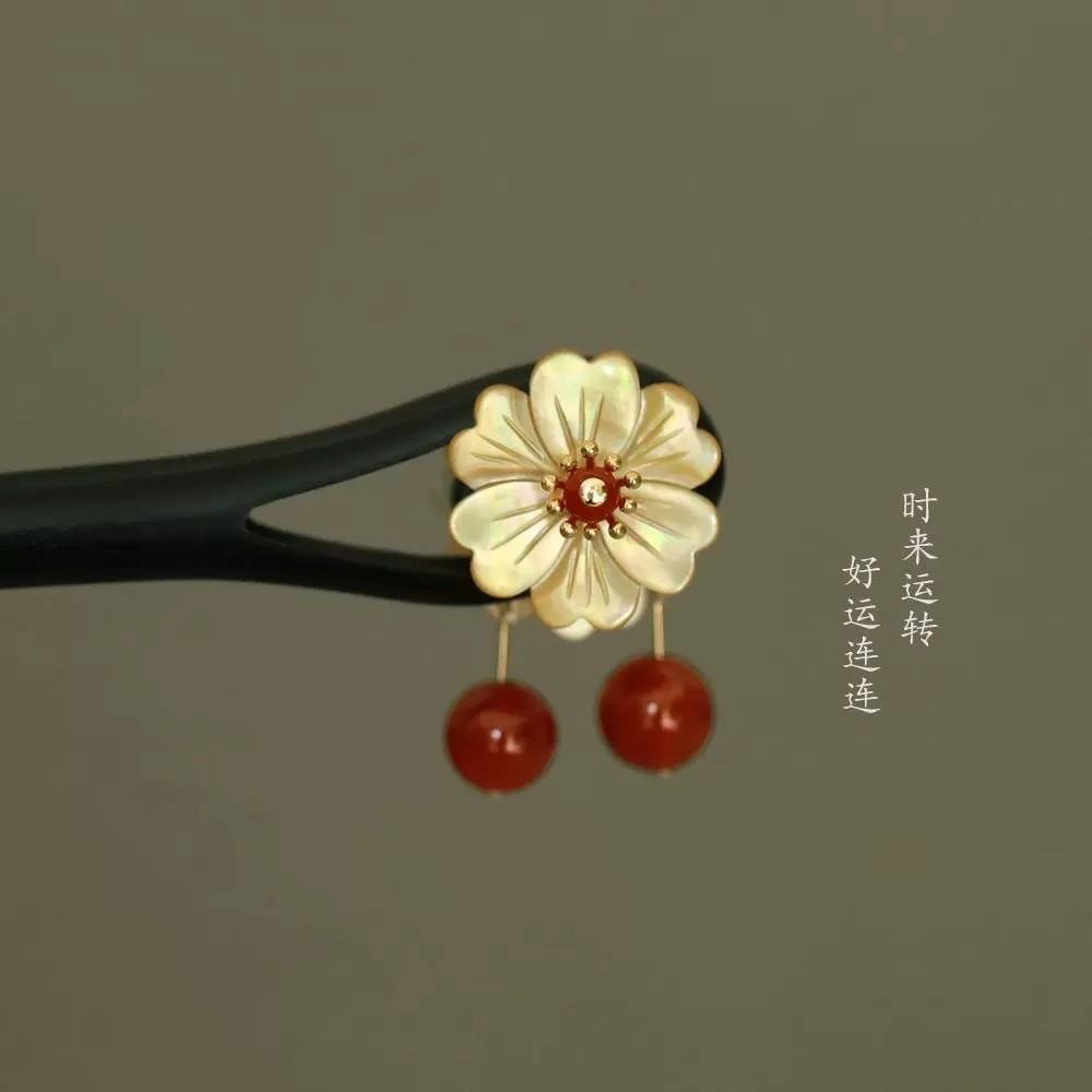 อะไร [เวลามาที่จะวิ่ง] พรีเมี่ยมสีเหลืองผีเสื้อเปลือกกิ๊บสีดําสองด้านกิ๊บไม้จันทน์กิ๊บอุปกรณ์ผมทุกวัน