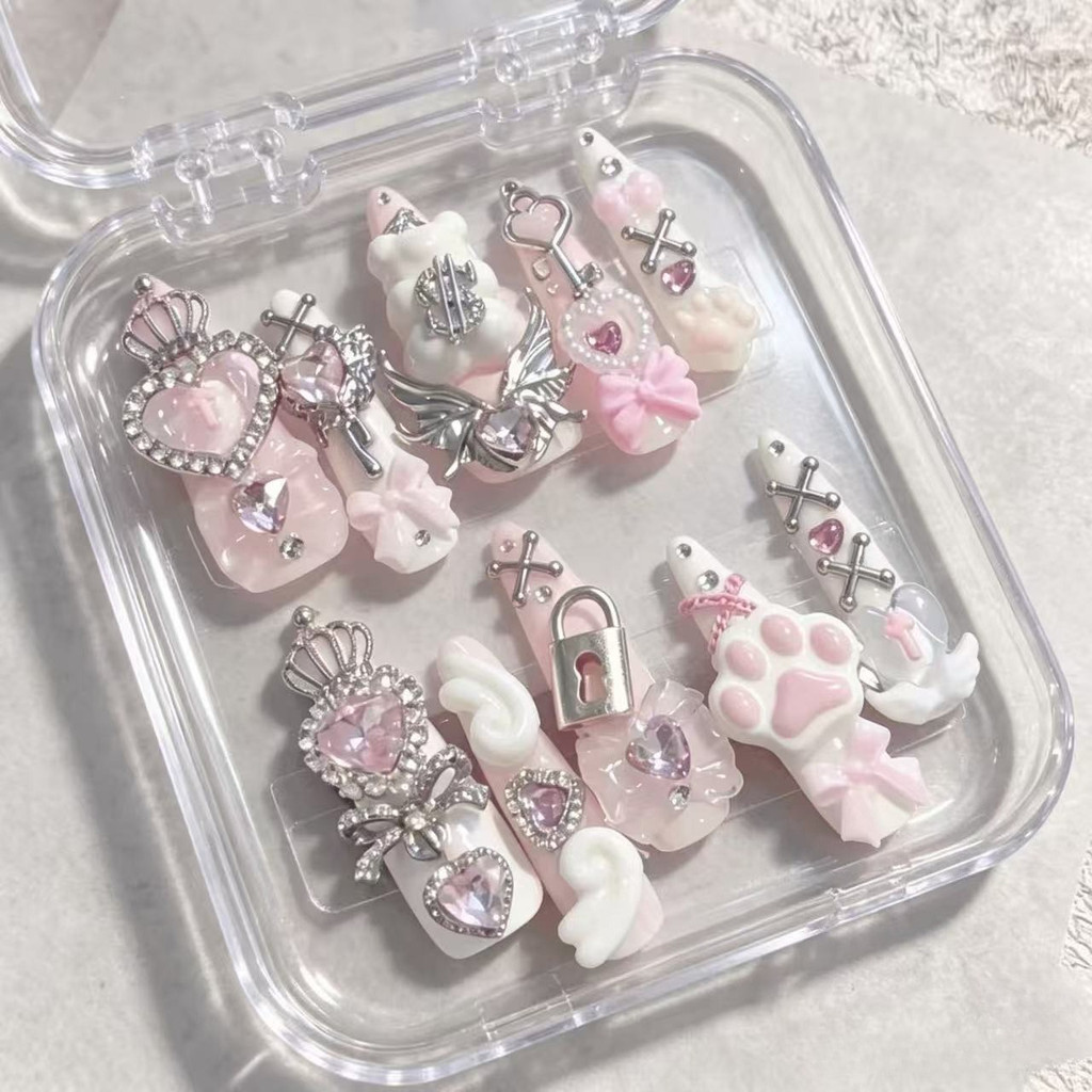 ครีม สีชมพูแมวน่ารักตีน จิไร เคย์ ทําด้วยมือกดบนเล็บ 3ง หมีแองเจิลปีกมงกุฎหัวใจเพชรโบว์ข้ามยาวเล็บปลอม