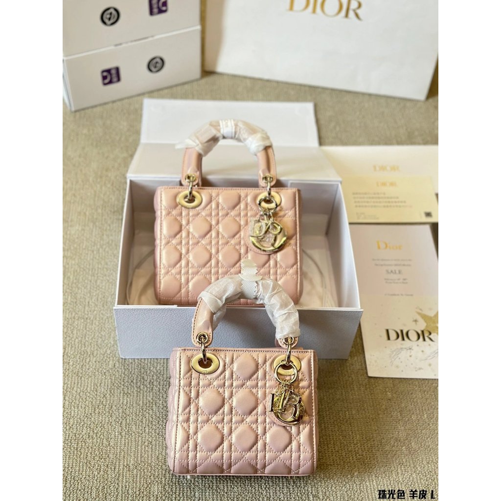 Dior Pearlescent Sheepskin Lady Sheepskin Dior Bag กระเป๋าถือที่สวยงามจริงๆ Too Beautiful Lady Style