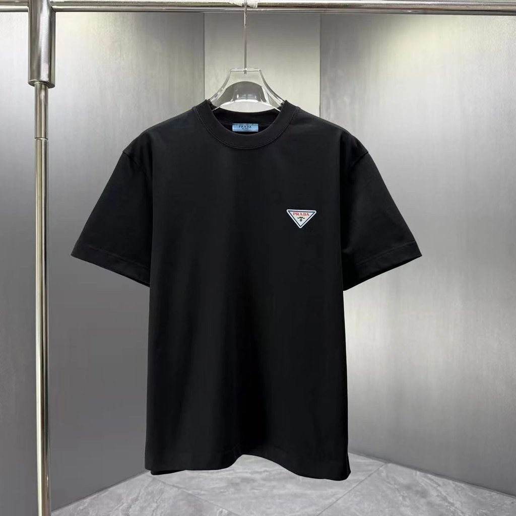 เสื้อยืดสีดําป้าย Prada Triangle