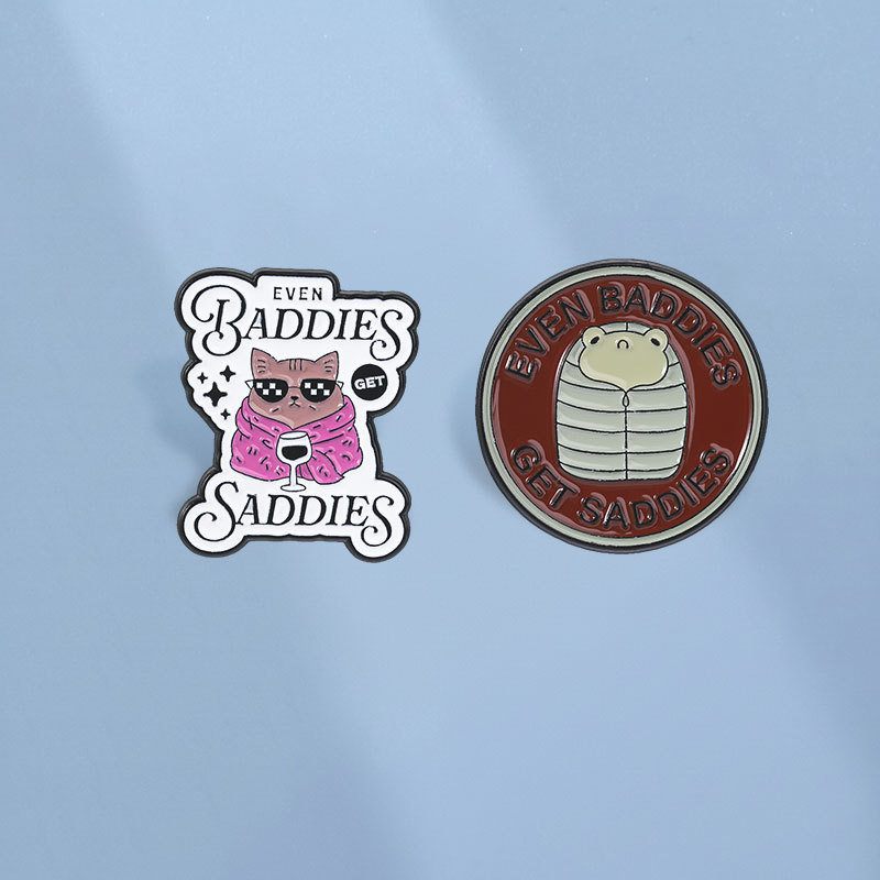 แม้แต่ Baddies รับ Saddies เคลือบ Pin ตลกแมวกบสัตว์เข็มกลัดป้ายปกกระเป๋าเป้สะพายหลังอุปกรณ์เสริมของขวัญสําหรับเพื่อน