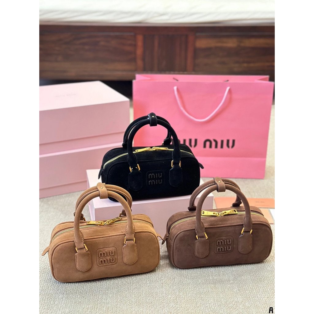 Nubuck Leather miumiu Limited Edition Mumu กระเป๋ากล้อง Mumu Bowling Briefcase เรียบง่ายและสวยงาม 
ม