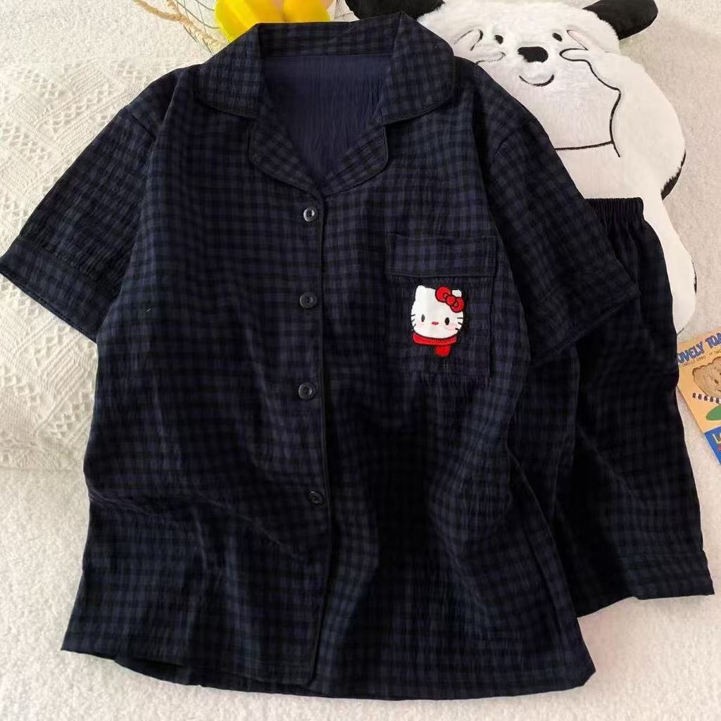 Hello Kitty ลายสก๊อตสีดํา Colud ชุดนอนผ้าฝ้ายชุดนอนนุ่มสําหรับผู้หญิงแขนสั้น Shots