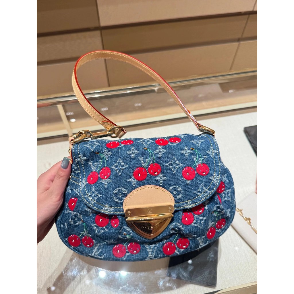 Cherry Ingot Bag สวยถึงความเงียบรูปแบบใหม่สวยเกินไป Takashi Murakami Cherry Series Denim Ingot Bag
L