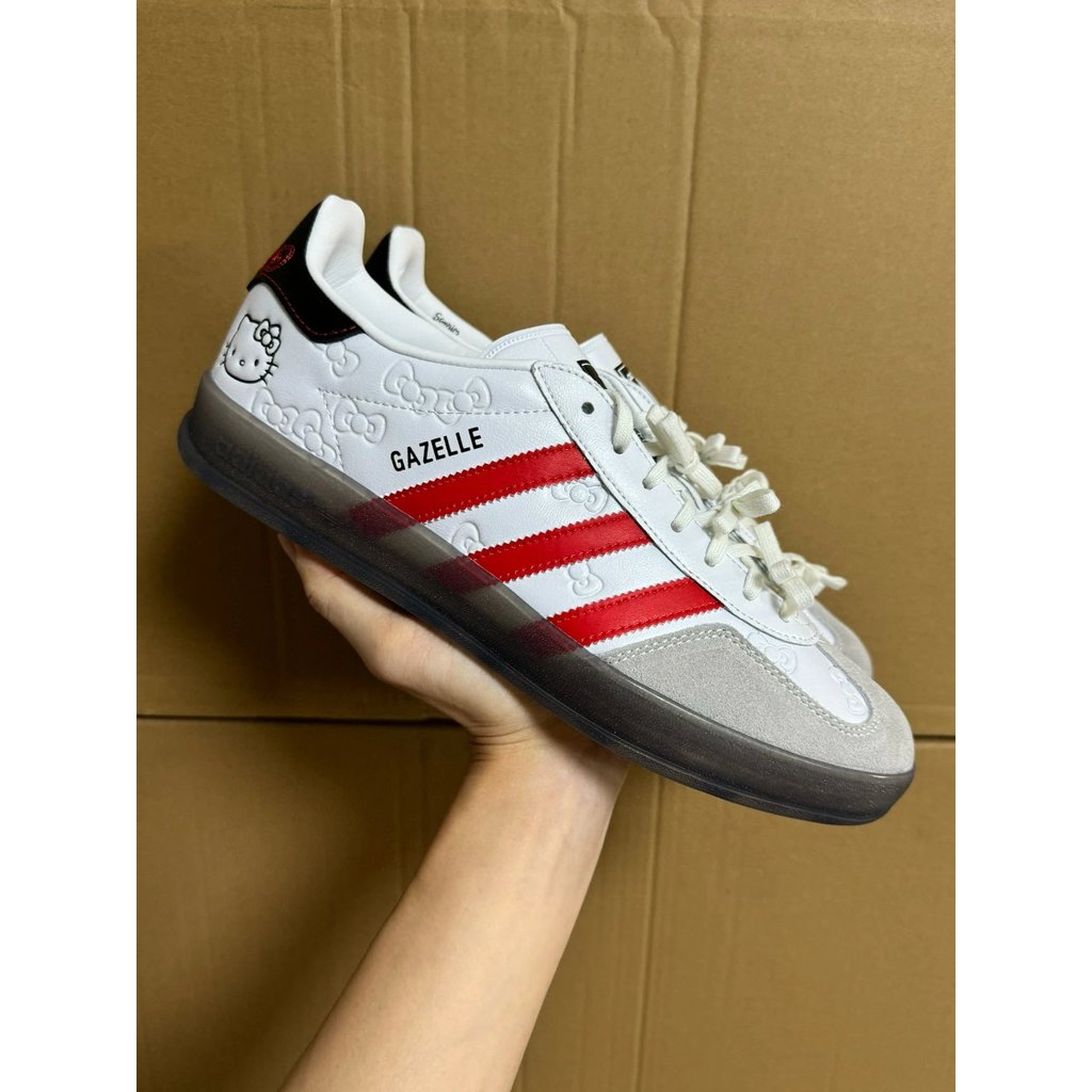 Hello Kitty x Adidas Originals Gazelle รองเท้าแตะแบบคลาสสิก Retro Collection II0013 จัดส่งฟรี