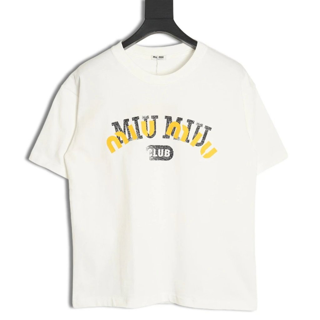 เสื้อยืดแขนสั้นตัวอักษรเบลอ MiuMiu ซีซัน 24SS